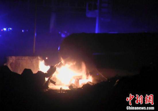 火災(zāi)現(xiàn)場(chǎng)，可以看到一個(gè)儲(chǔ)氣罐正在熊熊燃燒。